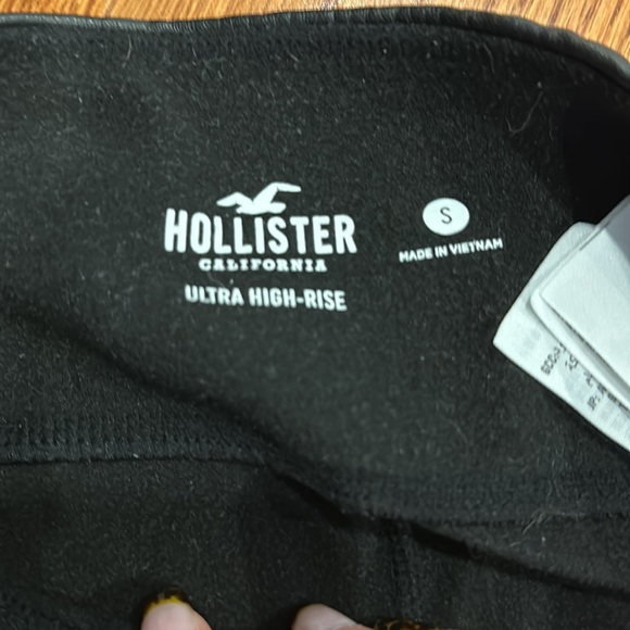 HOLLISTER ULTRA HIGH-RISE VEGAN LEATHER LEGGINGS - Picture 3 of 3